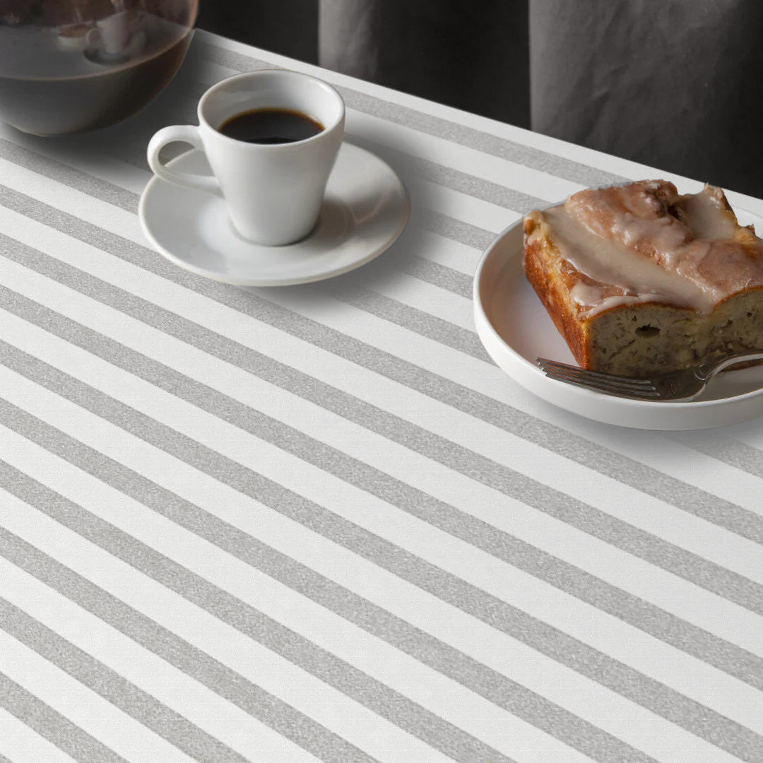 Aria Grå/hvit - Stilren voksduk med striper i hessianlook, mønster