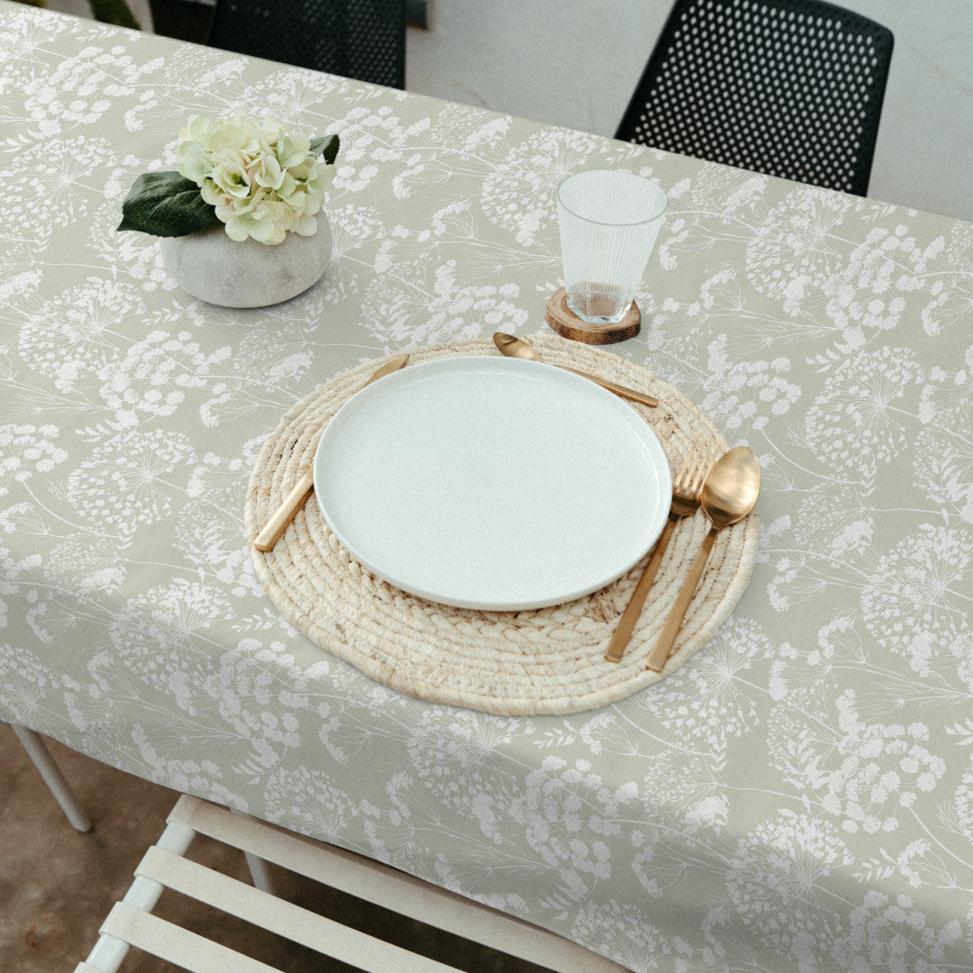 Ceres – Akrylduk med blomstersilhuetter i støvet grønn miljø