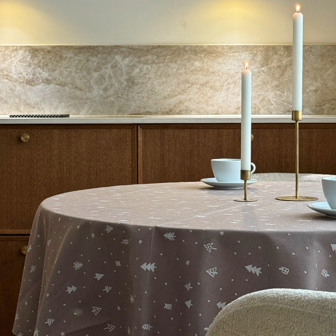 Christmas Carol Natur – Rund damaskvevd juleduk Ø 160 cm