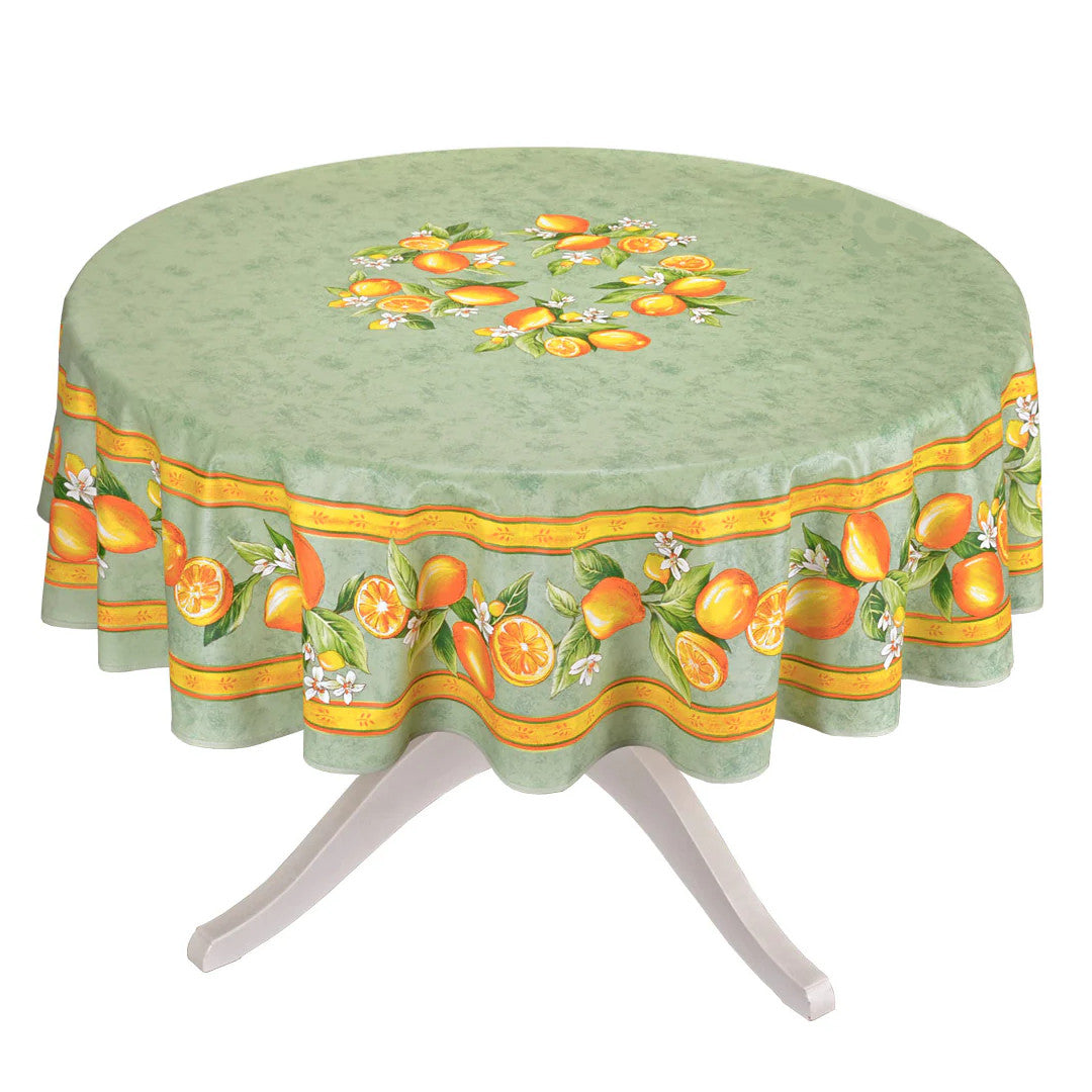 Sitron Grønn – Stor rund akrylbelagt provenceduk Ø 230, på bord