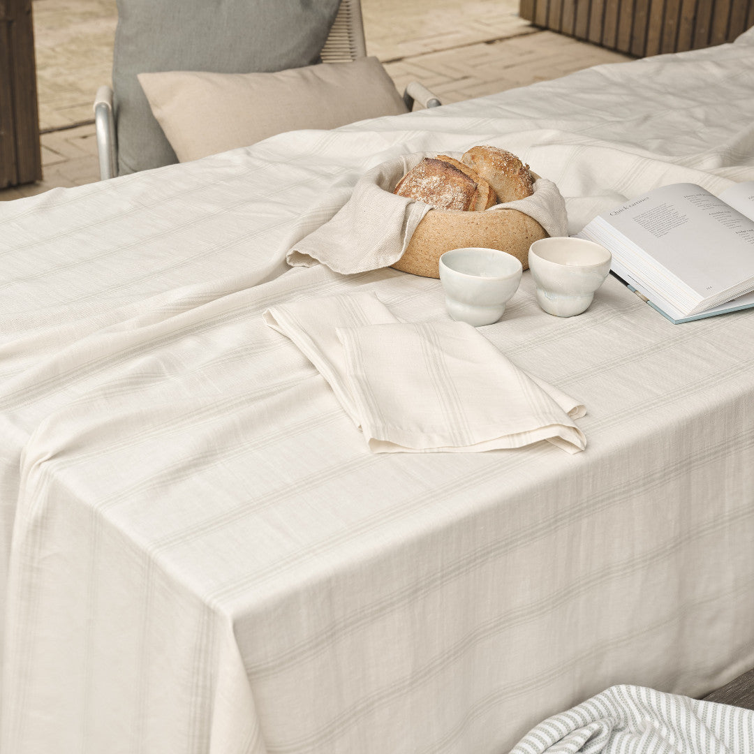 Compliments Linduk Brise, Grå/Grønn – 200 x 200 cm, på bord