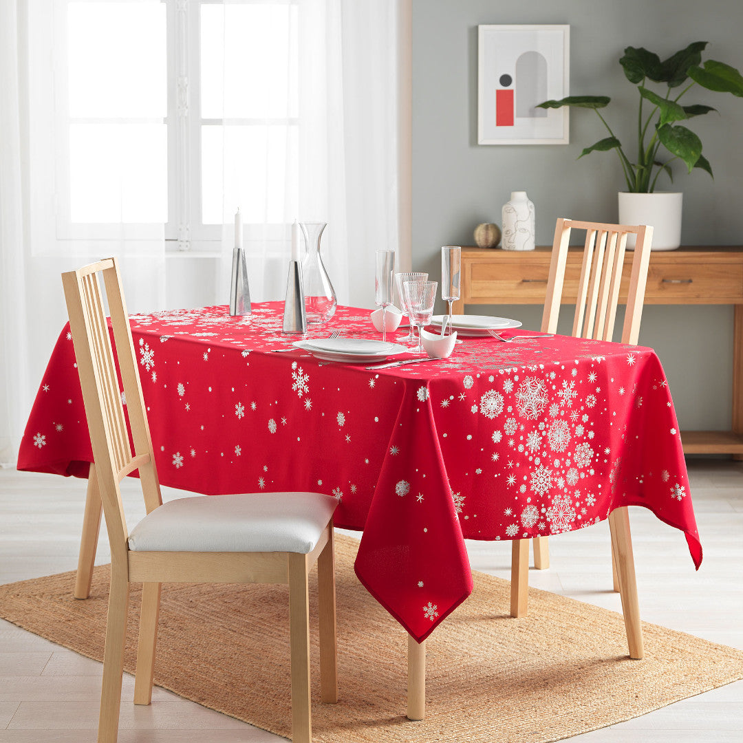 Constellation Snehimmel rød – juleduk med flekkavvisende behandling, 150 x 240 cm