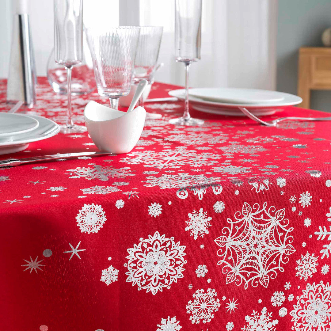 Constellation Snehimmel rød – juleduk med flekkavvisende behandling, 150 x 240 cm