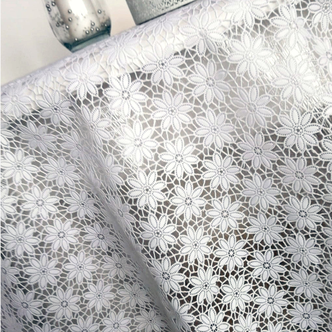 Daisy Lace – Hvit blondevoksduk med små blomster