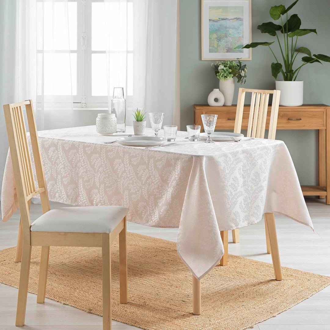 Doriane Natur – Damaskduk med vevd bladmønster – 140 x 240 cm, miljø