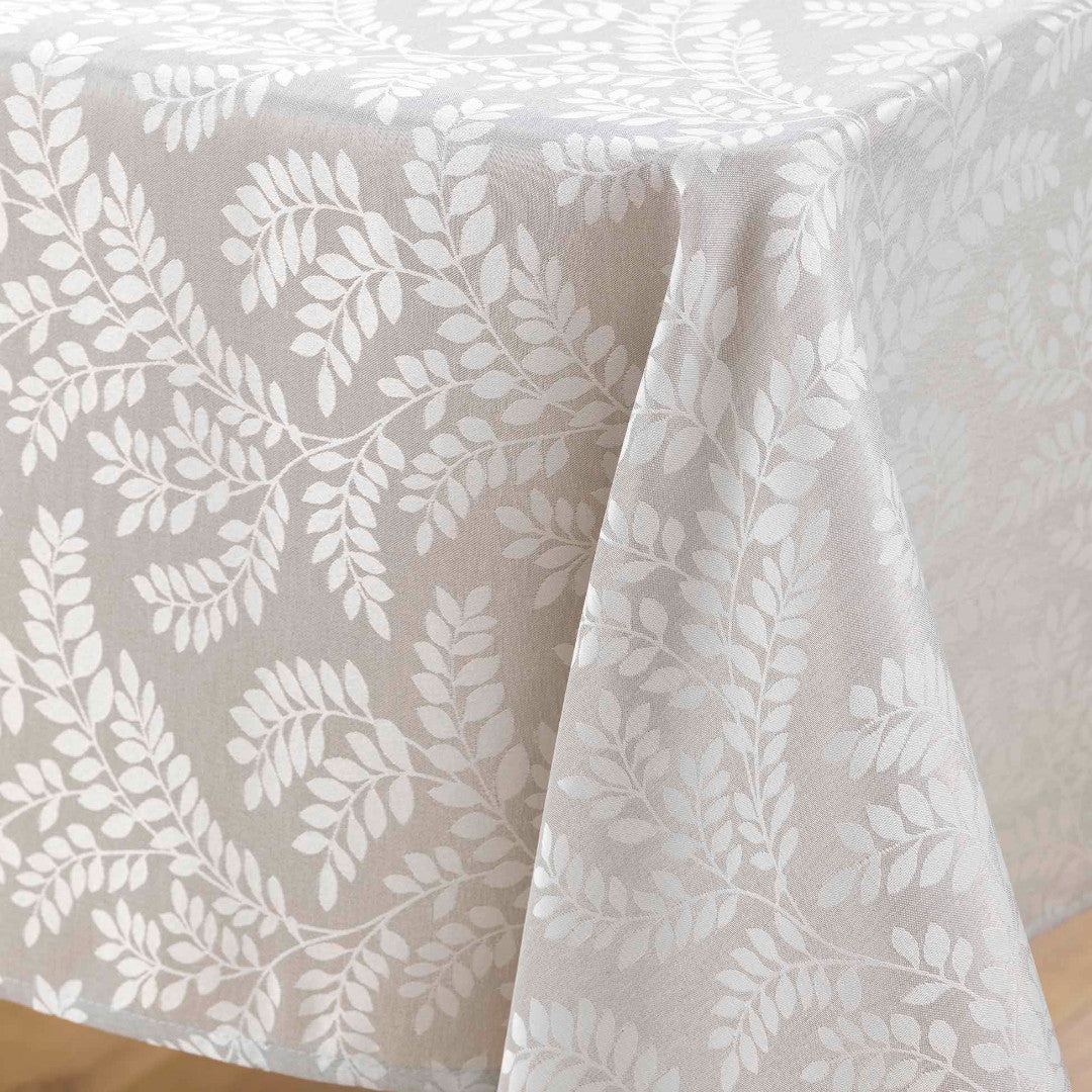 Doriane Taupe – Damaskduk med vevd bladmønster – 140 x 240 cm, hjørne