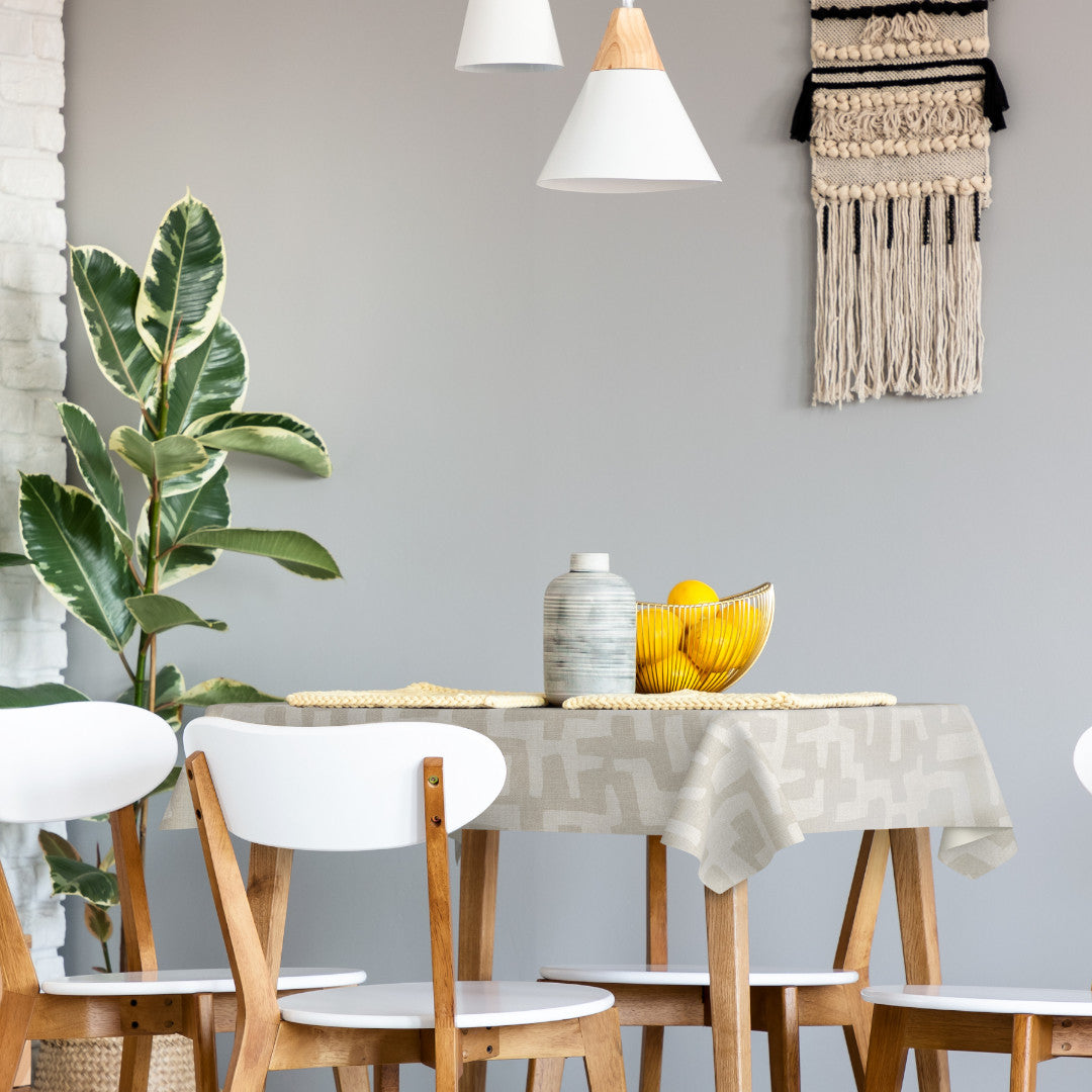 Ellada – Ekstra kraftig beige voksduk med grafisk mønster, miljø