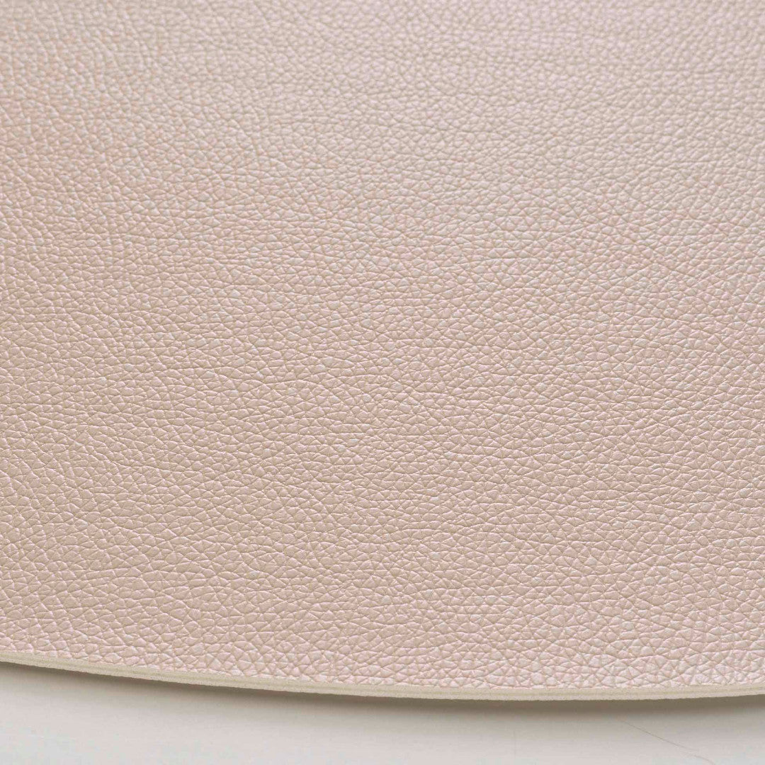 Galita Cream – Spisebrikke i imitert skinn 37 x 45 cm, vendbar, nærbilde
