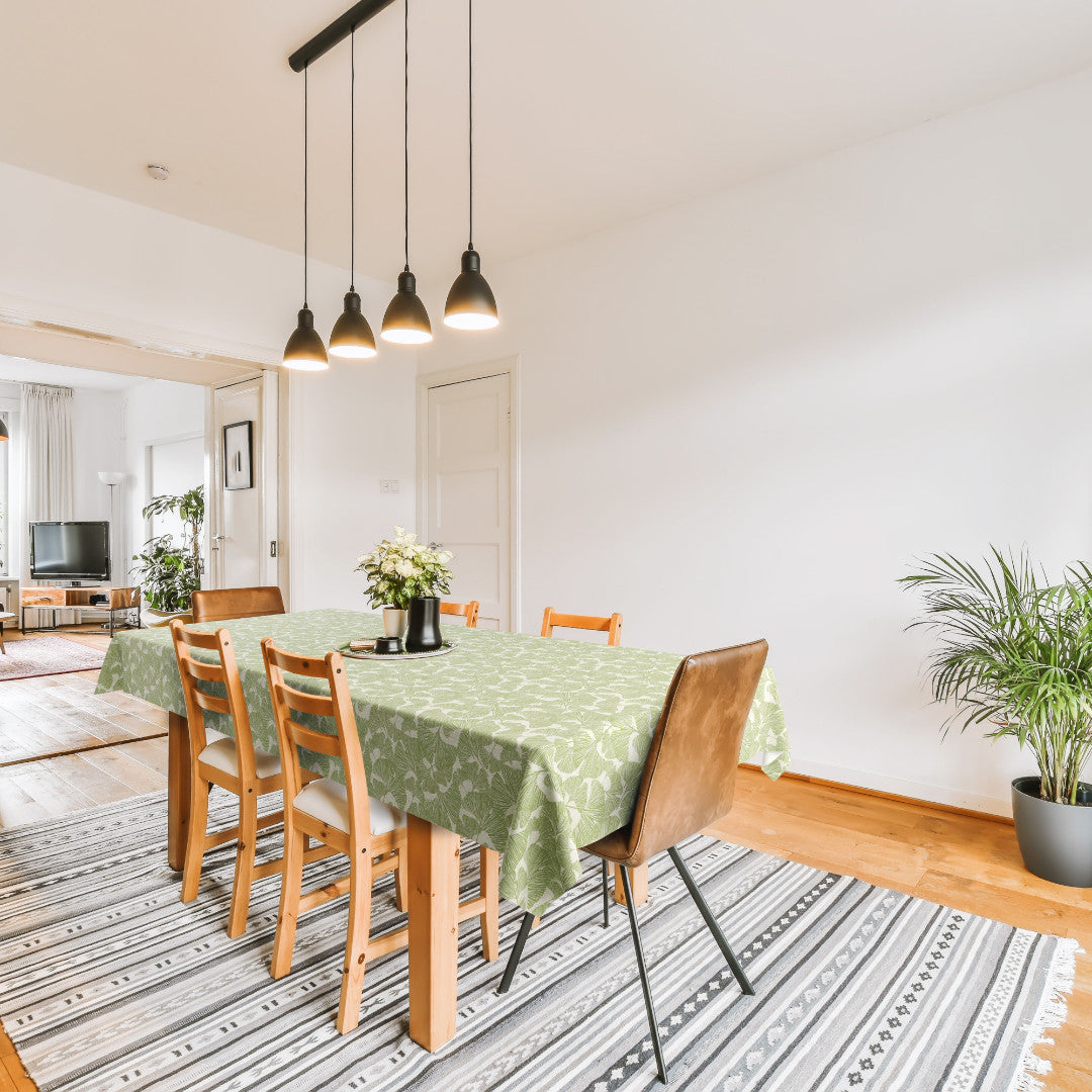 Ginkgo Leafy – Ekstra kraftig voksduk med livlig bladdekor i støvet grønn, miljø stue