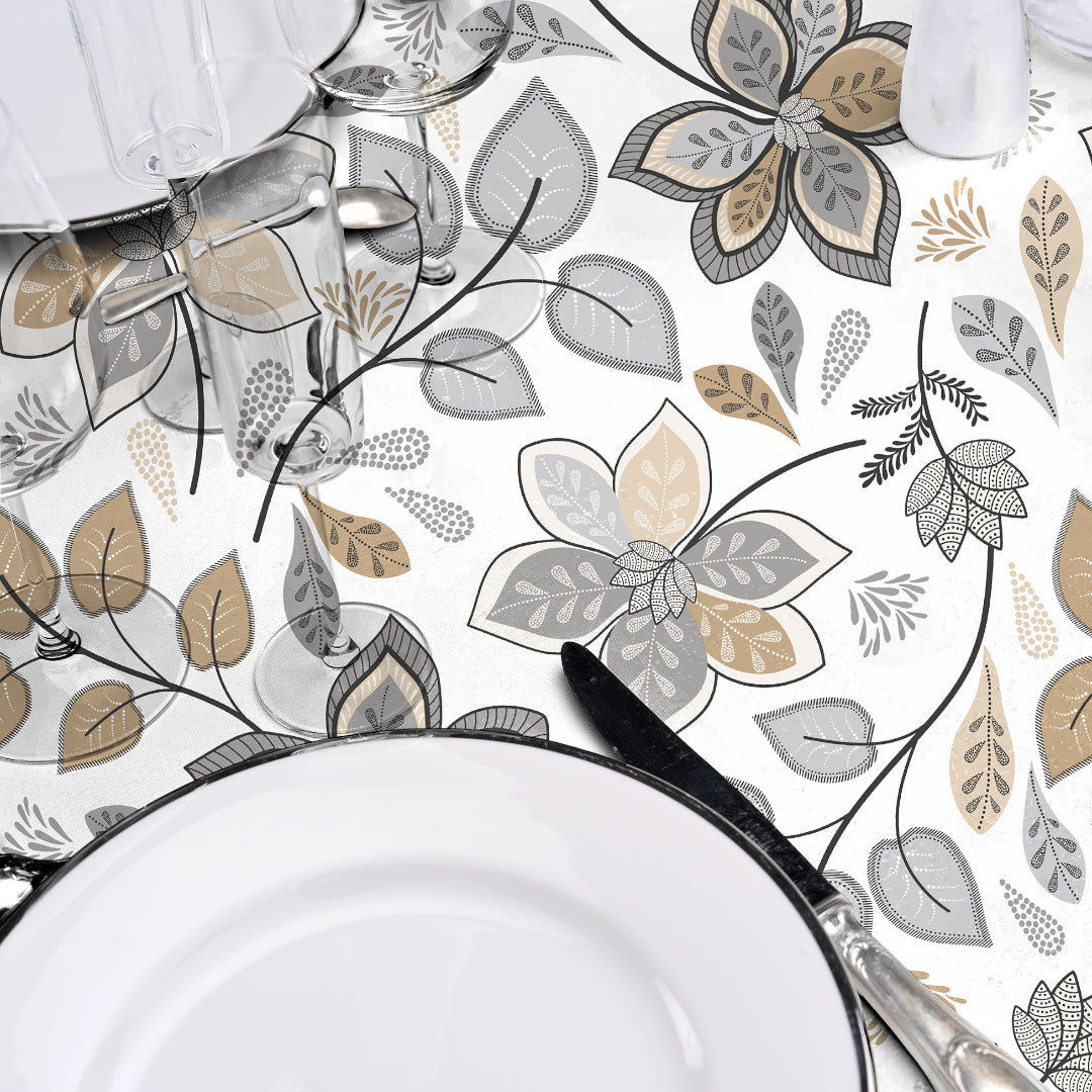 Gloriette – Voksduk med blomster i varme grå og sandfarger, nærbilde