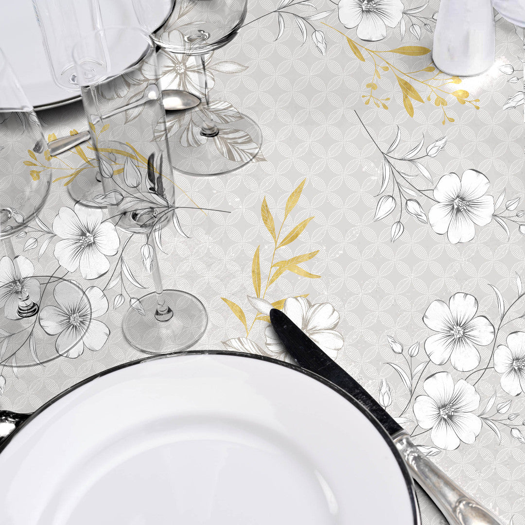 Hortense – Voksduk med blomstrete mønster i gyldne og nøytrale toner, nærbilde