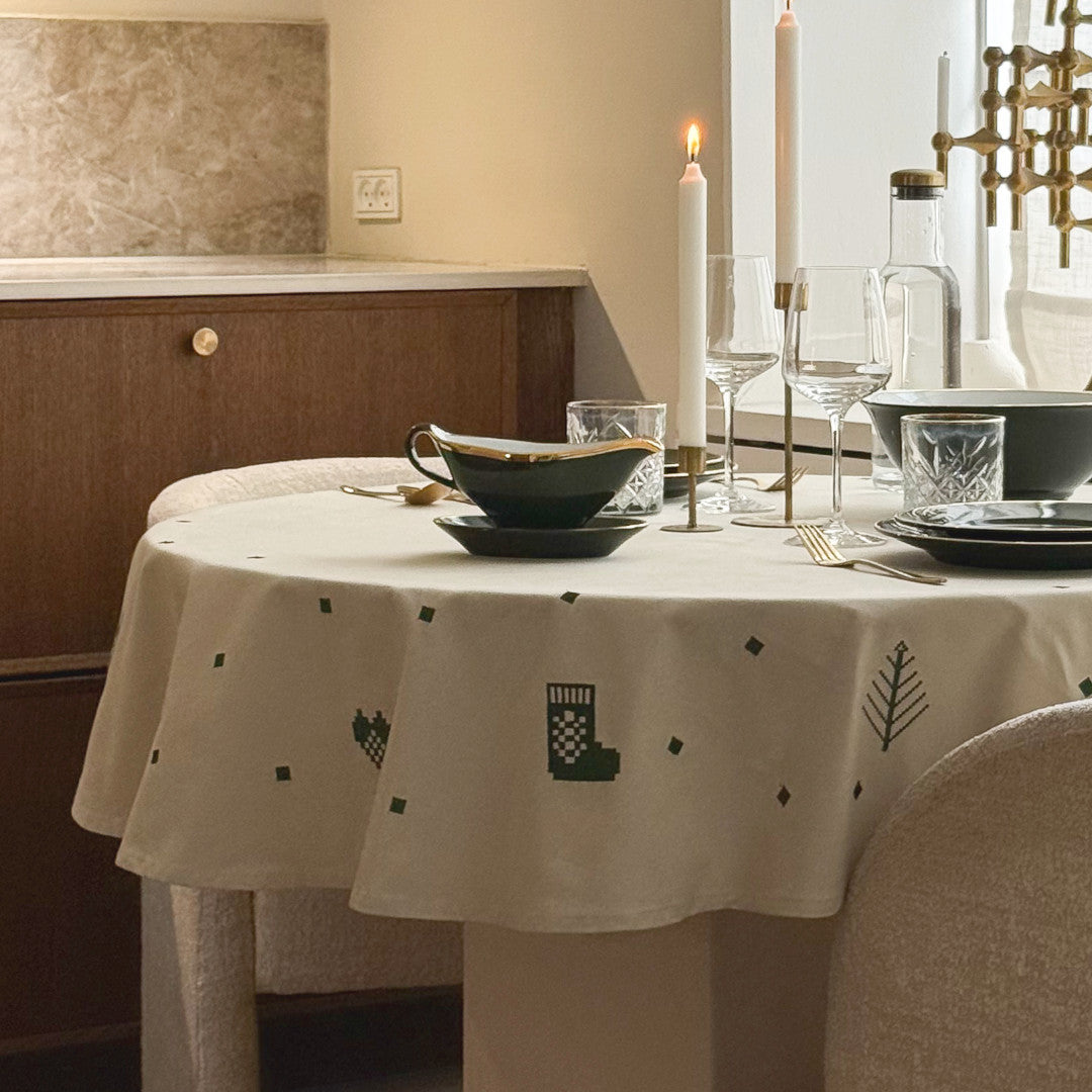 Julia Grøn - Brodert juleduk/juletrærteppe Ø 140 cm