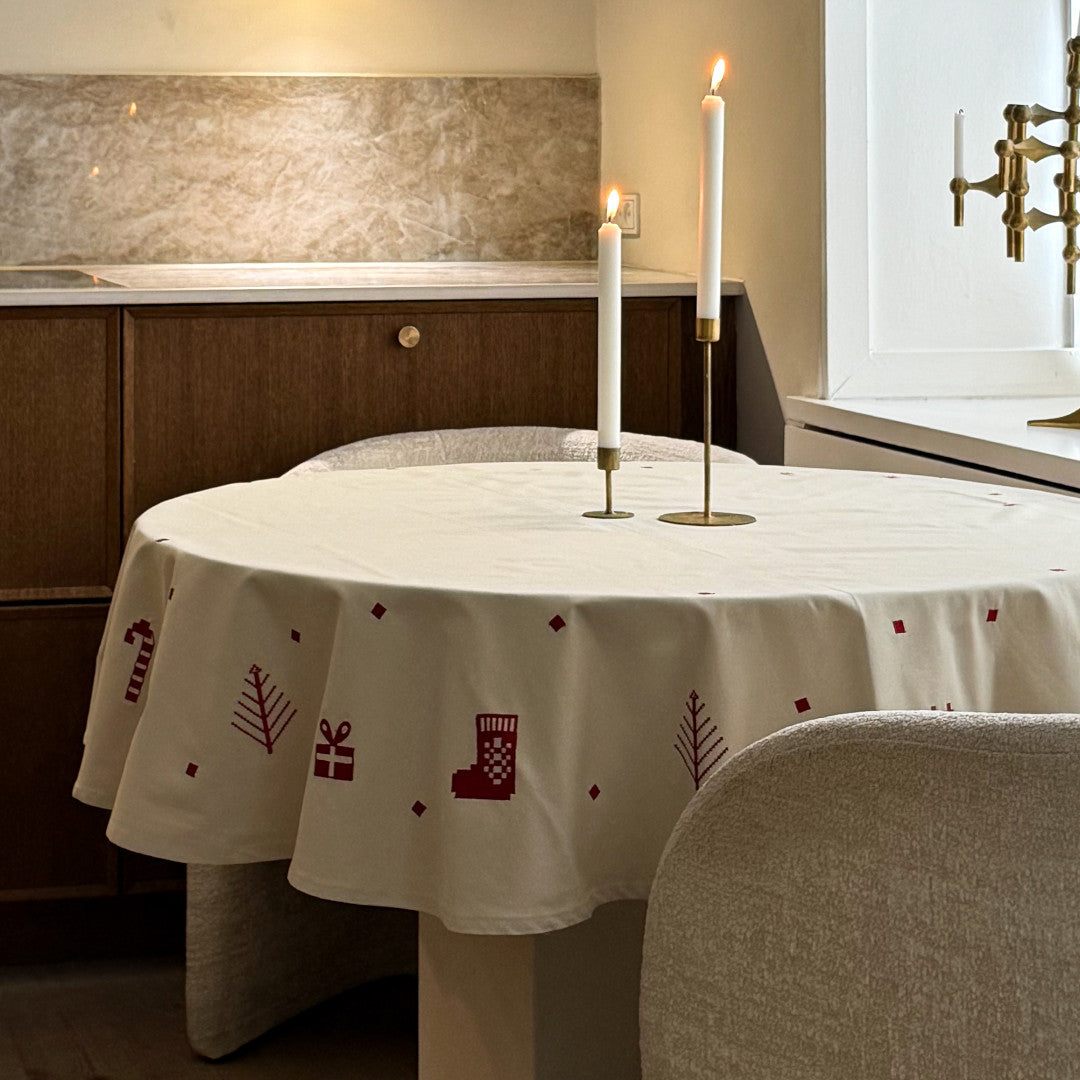 Julia Rød - Brodert juleduk/juletrærteppe Ø 140 cm, miljø