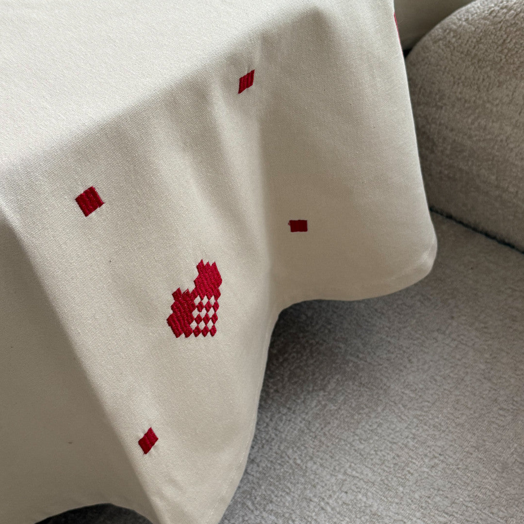 Julia Rød - Brodert juleduk/juletrærteppe Ø 140 cm, mønster