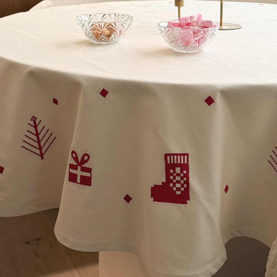 Julia Rød - Brodert juleduk/juletrærteppe Ø 140 cm, nærbilde