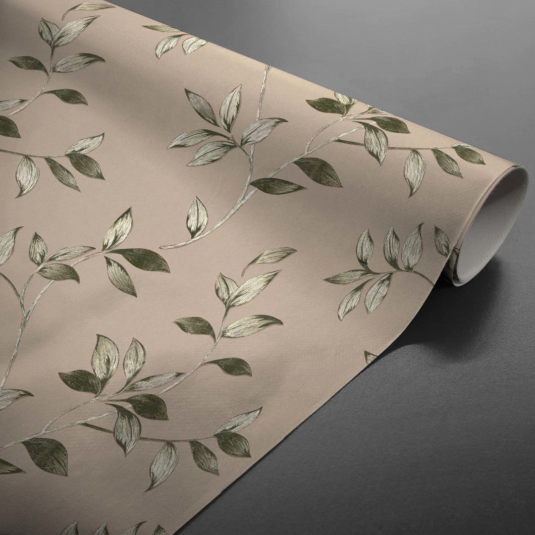 Liane Golden Vine – Voksduk med bladranker i grønne og gyldne nyanser, rullet