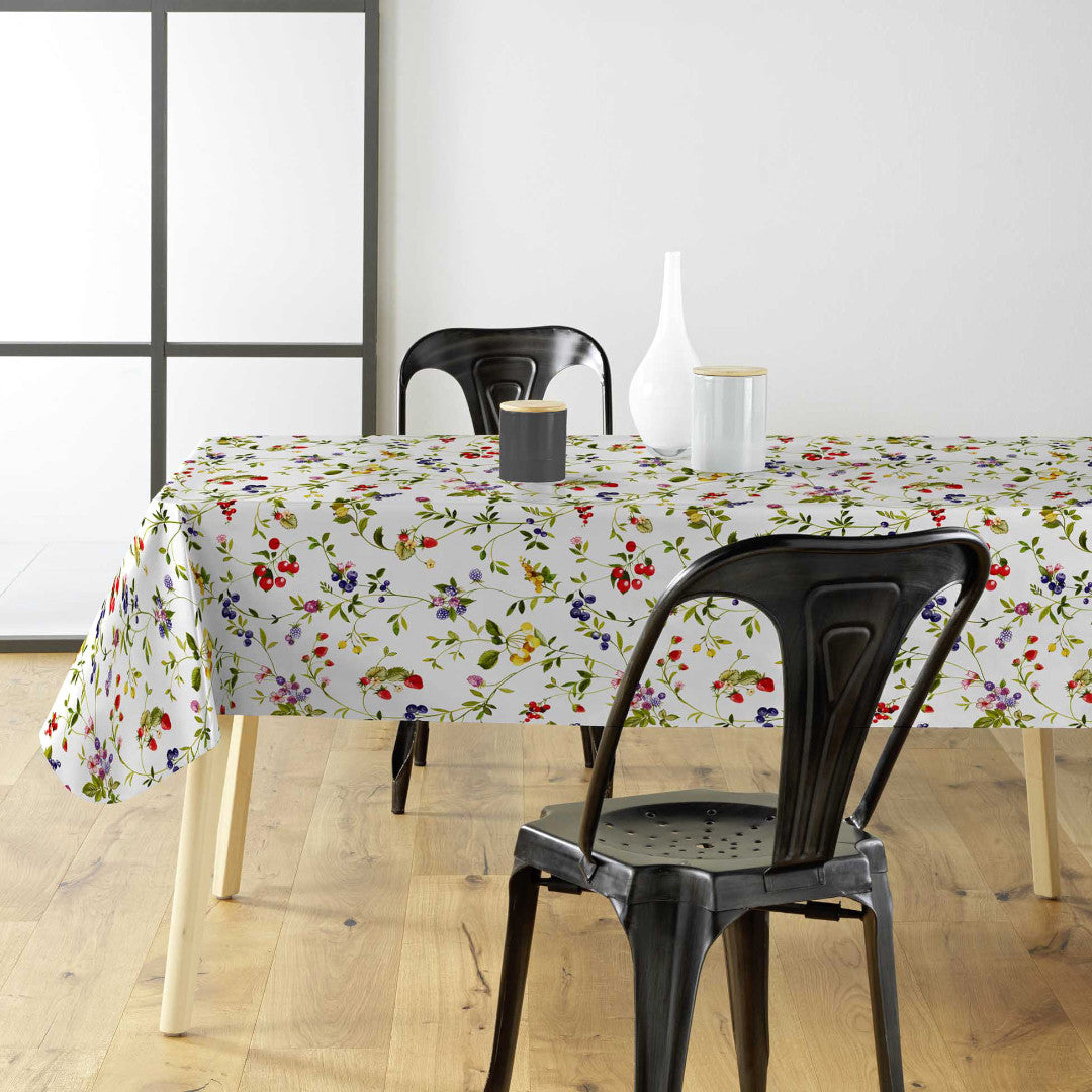 Lydia Sommerbær – Voksduk med ville bær og blomster i glade farger, miljø