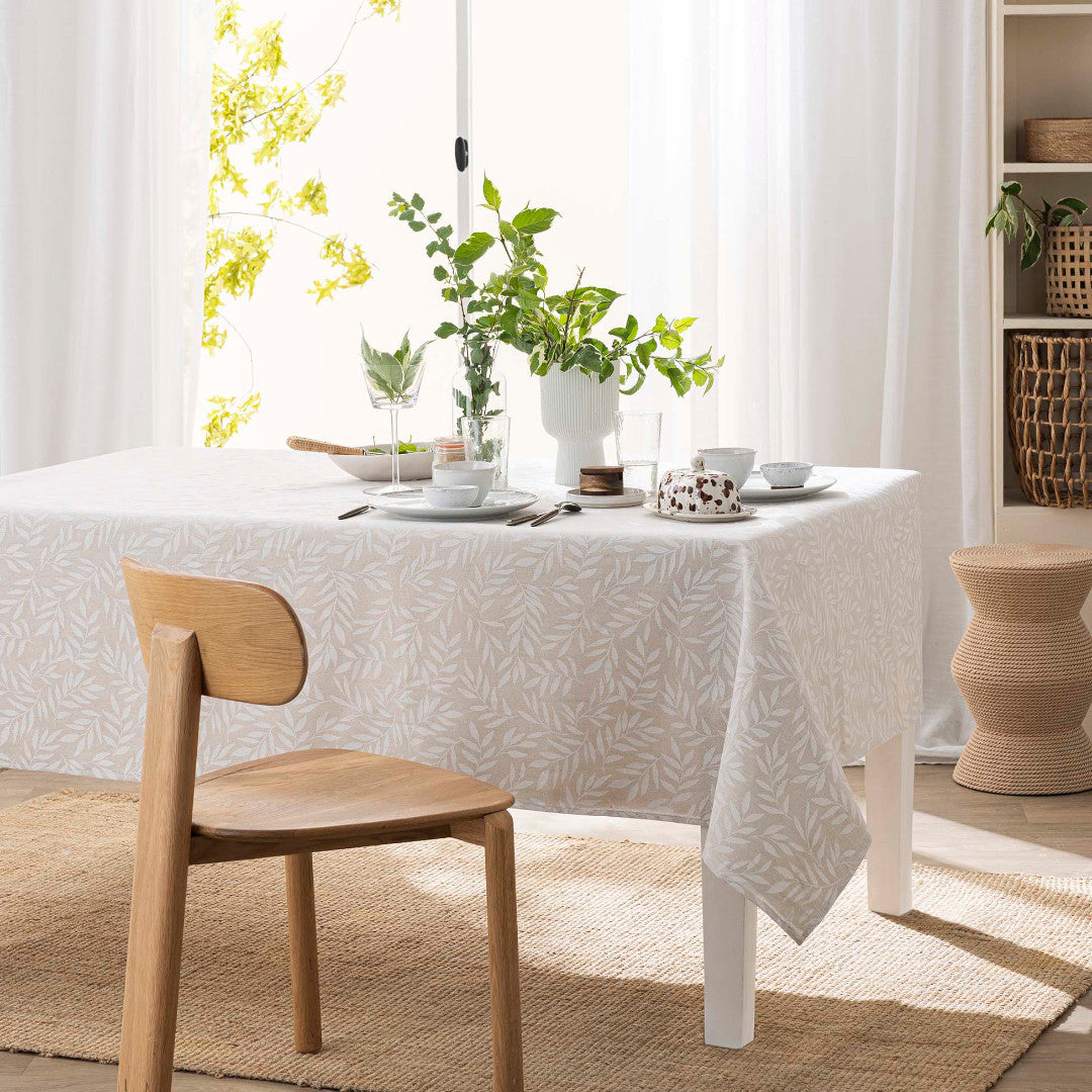 Naya Sauge – Bordduk i linlook med fint bladmønster – 140 x 240 cm, miljø