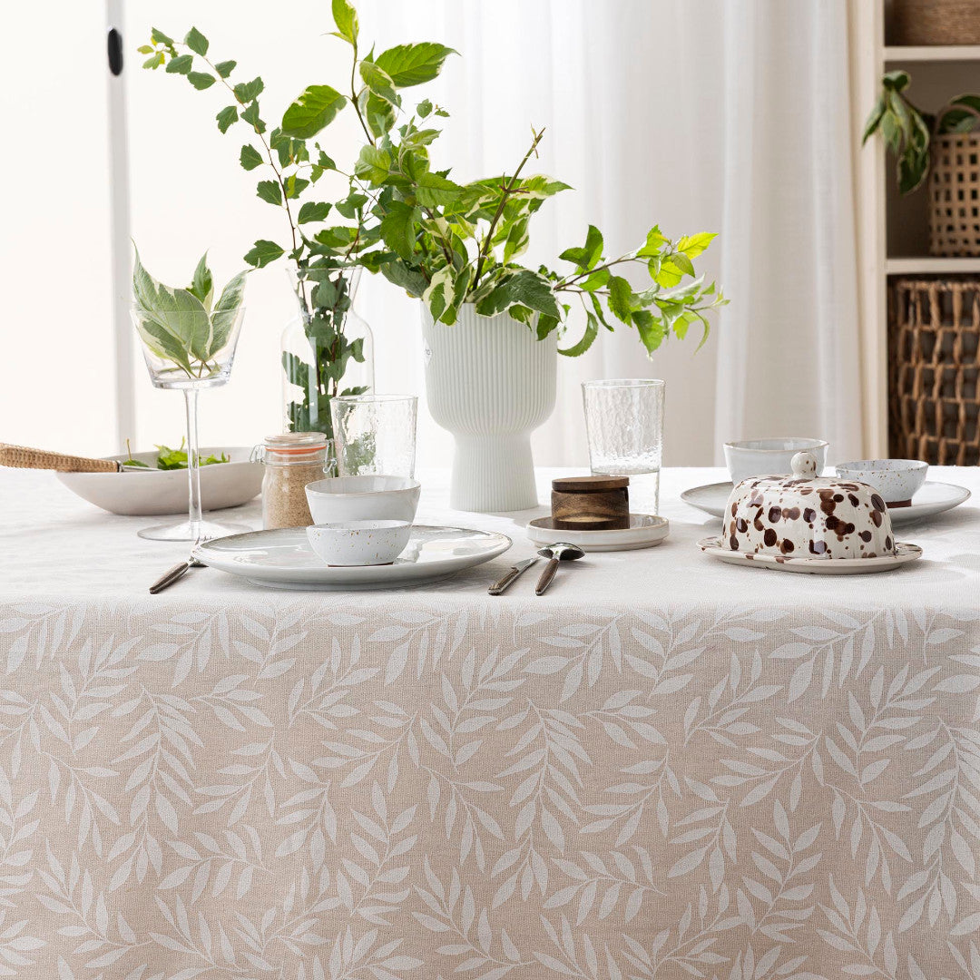 Naya Sauge – Bordduk i linlook med fint bladmønster – 140 x 240 cm, nærbilde