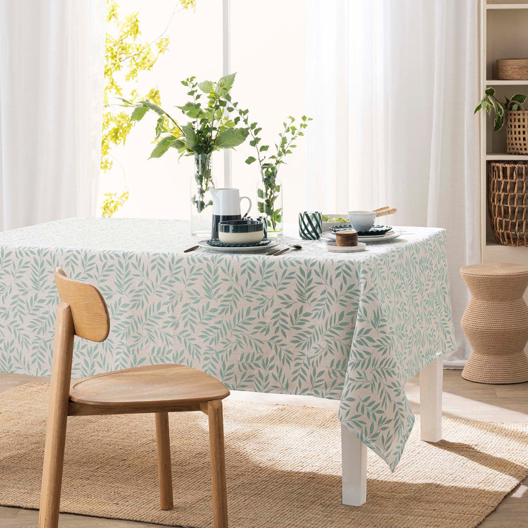 Naya Sauge – Bordduk i linlook med fint bladmønster – 140 x 240 cm, miljø