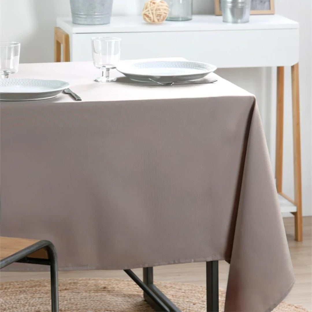 Nelson, ensfarget kvadratisk duk med flekkavvisende behandling 180 x 180 cm – Taupe