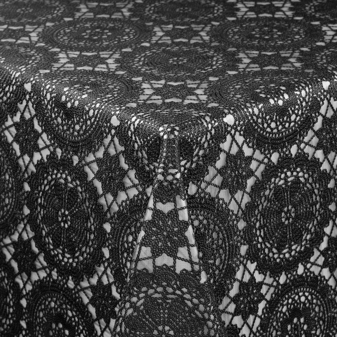 Noir Chantilly – Svart blondevoksduk med grafisk rosettmønster