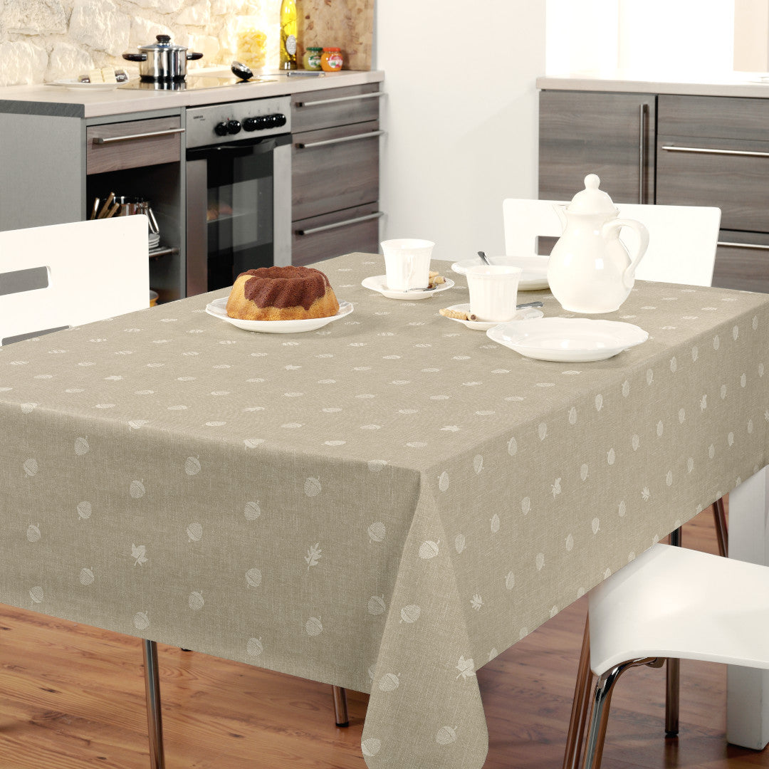 Nordfavn Bolota Beige – Voksduk med eikenøtter og blader i lintrykk, miljø