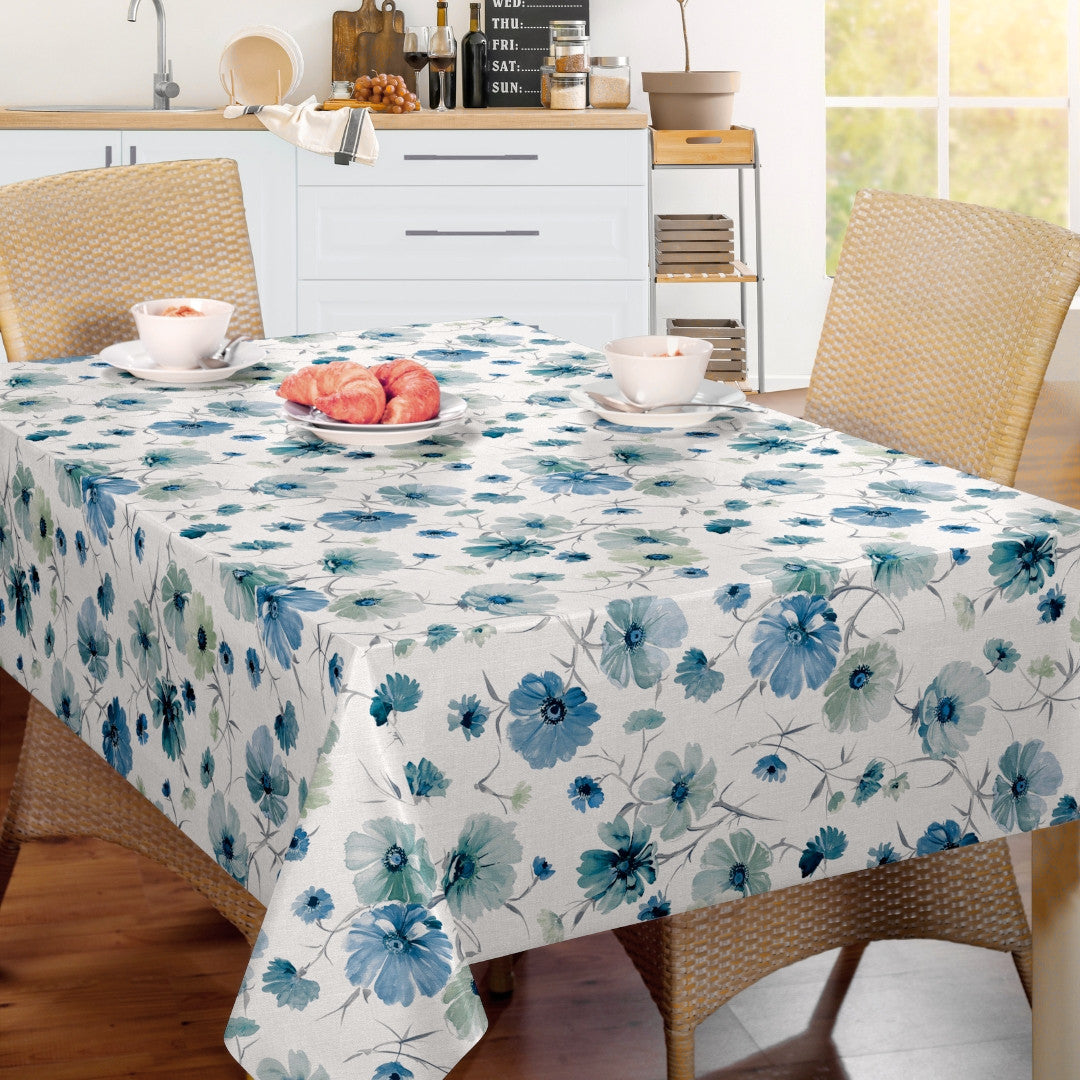 Nordfavn Gerbera Blå – Voksduk med blomsterprint i blå nyanser, kjøkkenmiljø