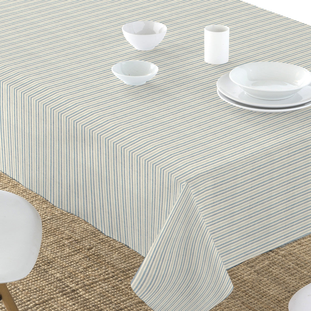 Nordfavn Pitiusa Havblå – Akrylduk med smale tverrstriper, bord