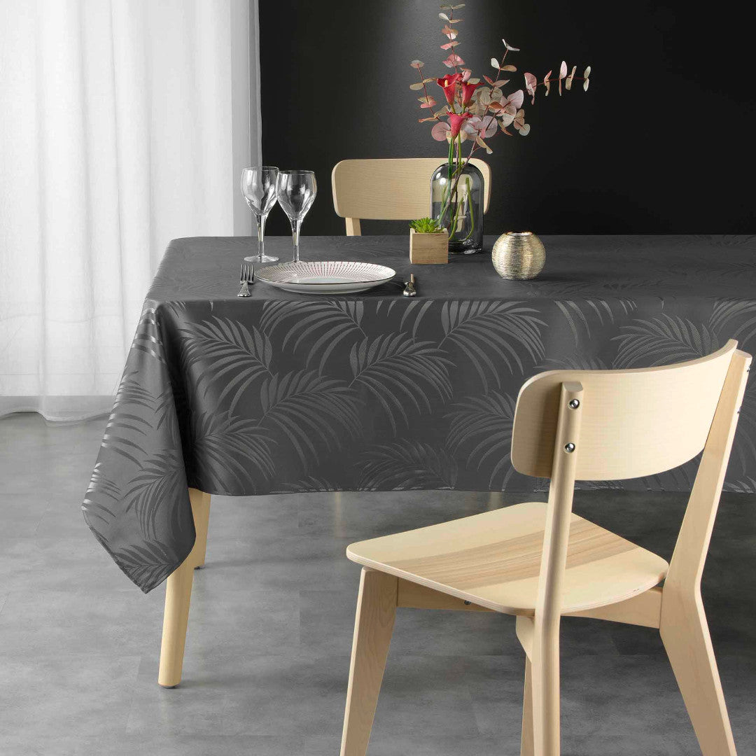 Plumette Charcoal Grey – Damaskduk med vevd palmebladmønster – 140 x 240 cm, miljø