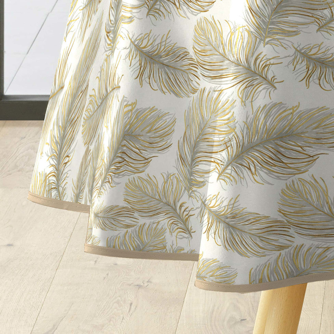 Plumina Metallic – Rund voksduk med elegante fjær i gull og grått Ø 155 cm kantbånd