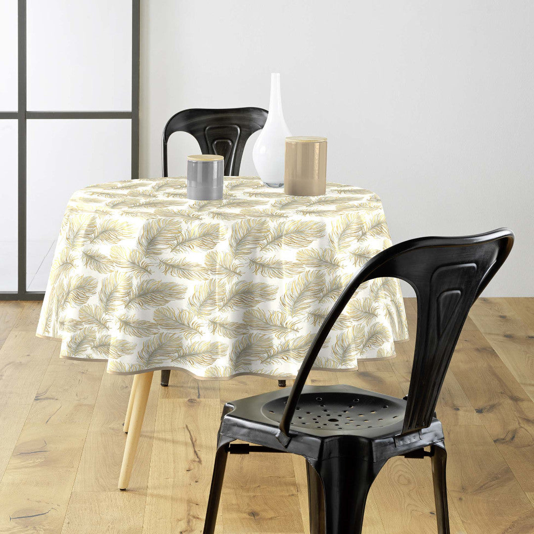 Plumina Metallic – Rund voksduk med elegante fjær i gull og grått Ø 155 cm miljø