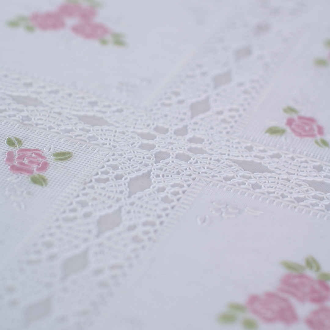 Rose Trellis – Blondevoksduk med rosa rosenfelt