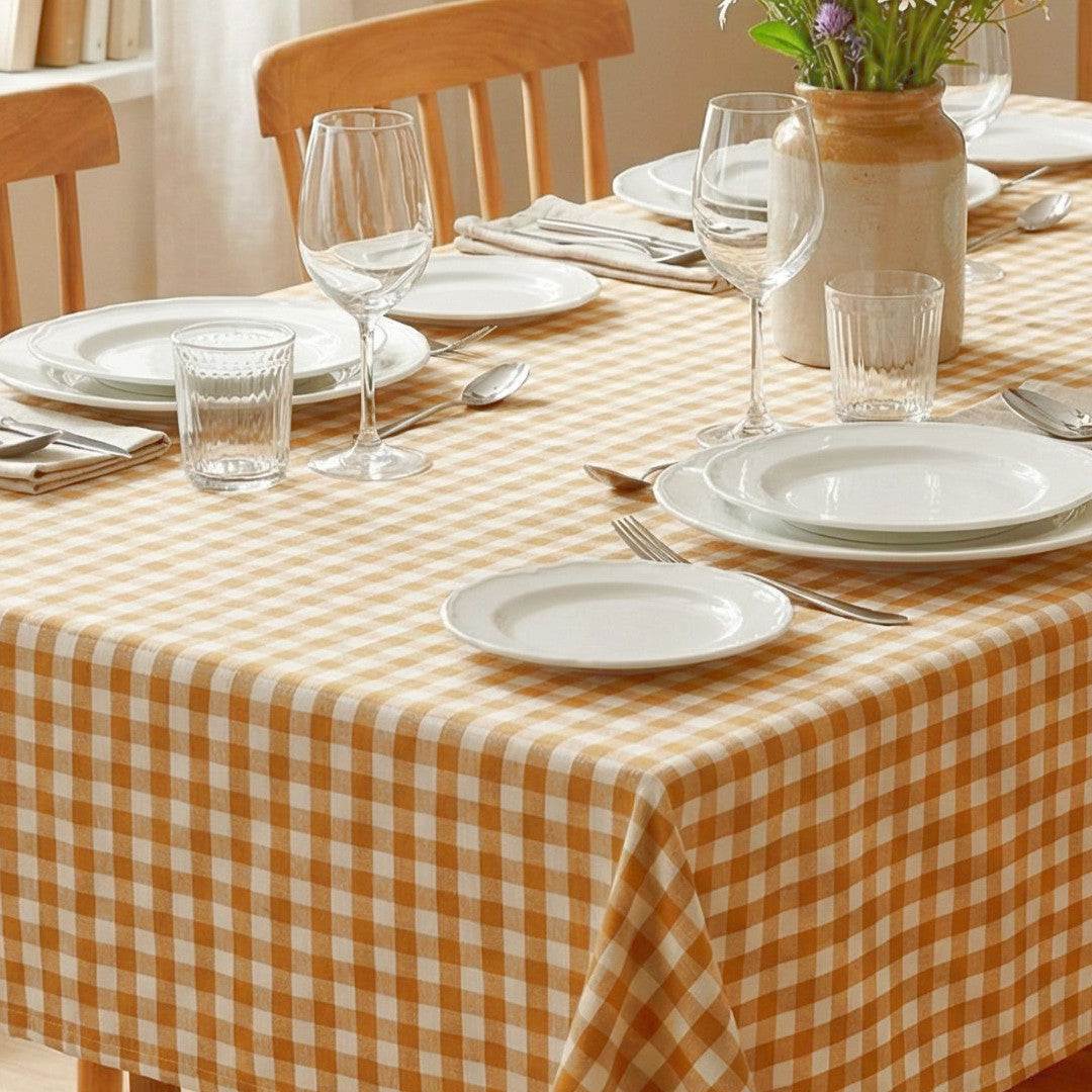 Sennepsgul Nordisk Ruter – Akrylduk i rustikt linlook miljø