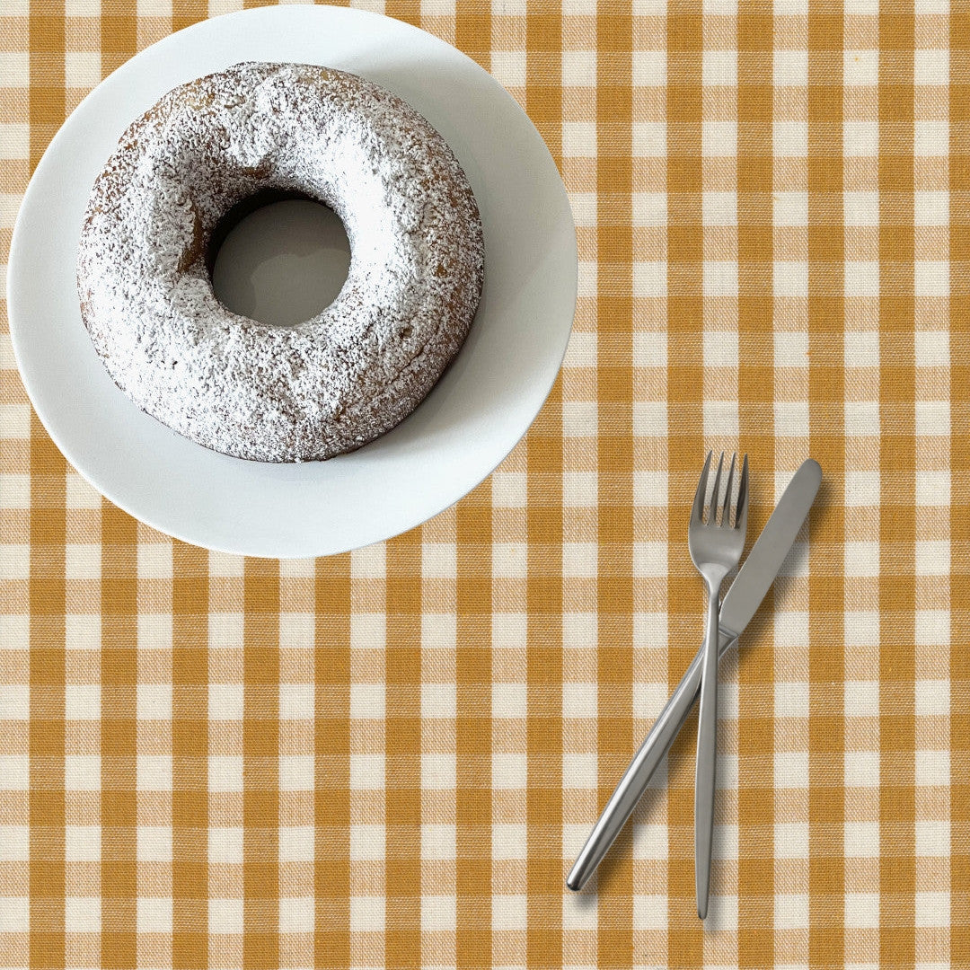 Sennepsgul Nordisk Ruter – Akrylduk i rustikt linlook