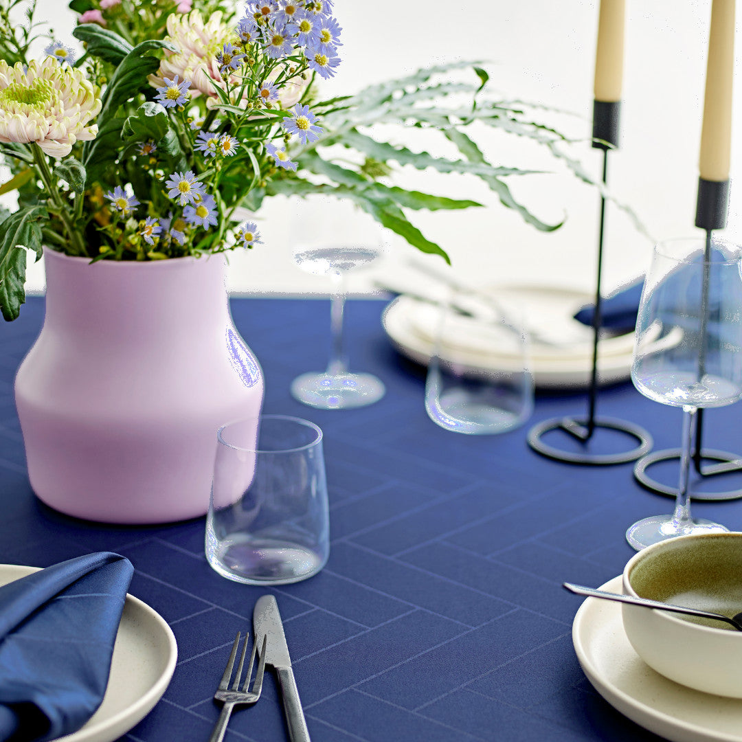 Södahl Tiles Rund Damaskduk Ø 180 cm – Indigo, på bordet