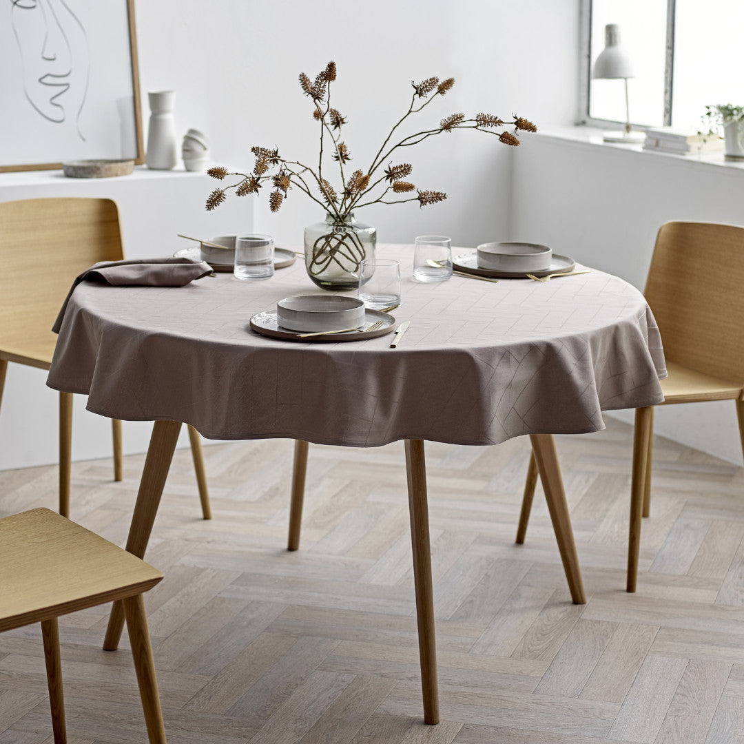 Södahl Tiles Rund Damaskduk Ø 180 cm – Taupe, miljø