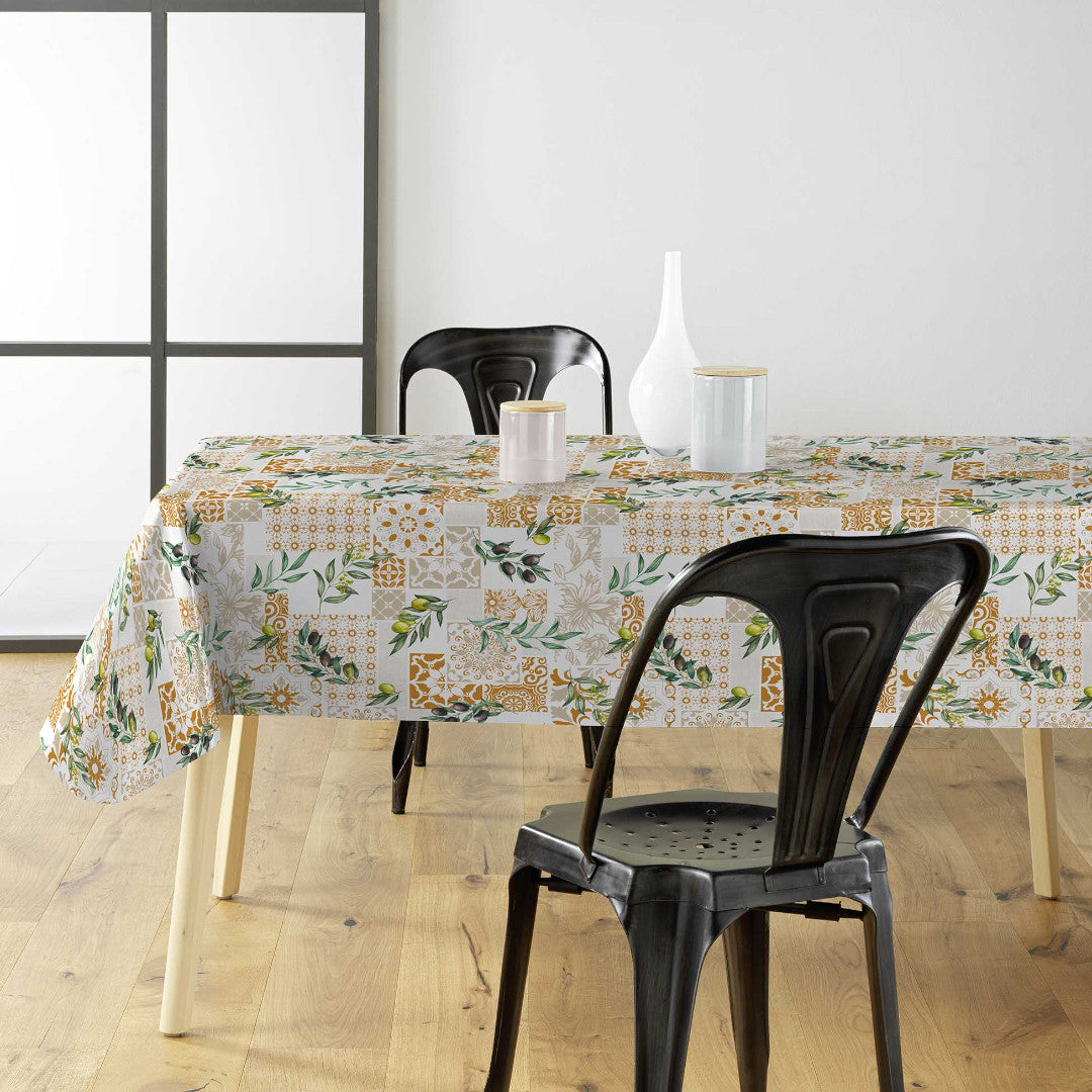 Solanova – Voksduk med oliven og gyldne fliser, miljø