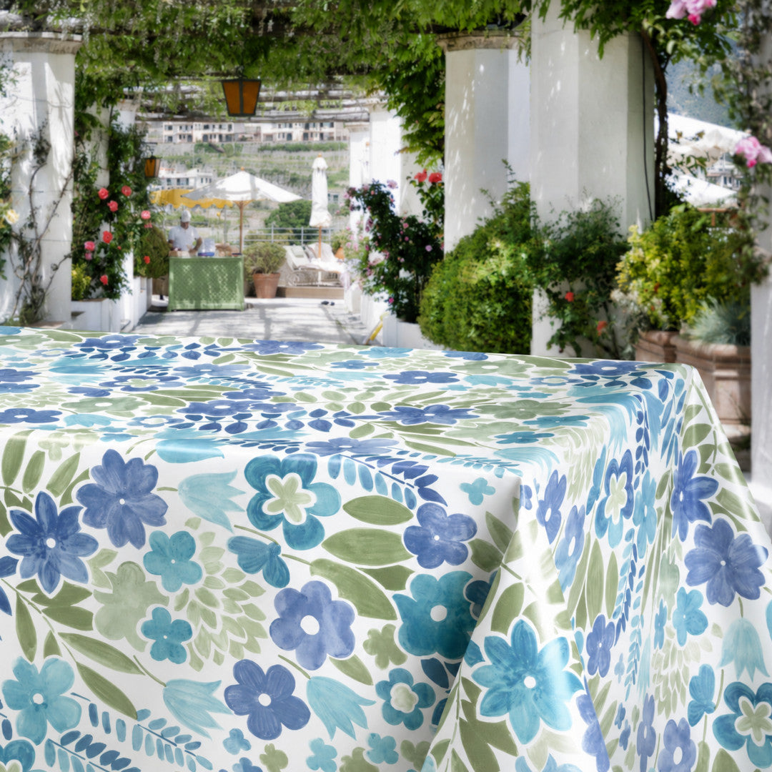 Sommerflor Blå – Voksduk med fargerikt blomstermønster, miljø