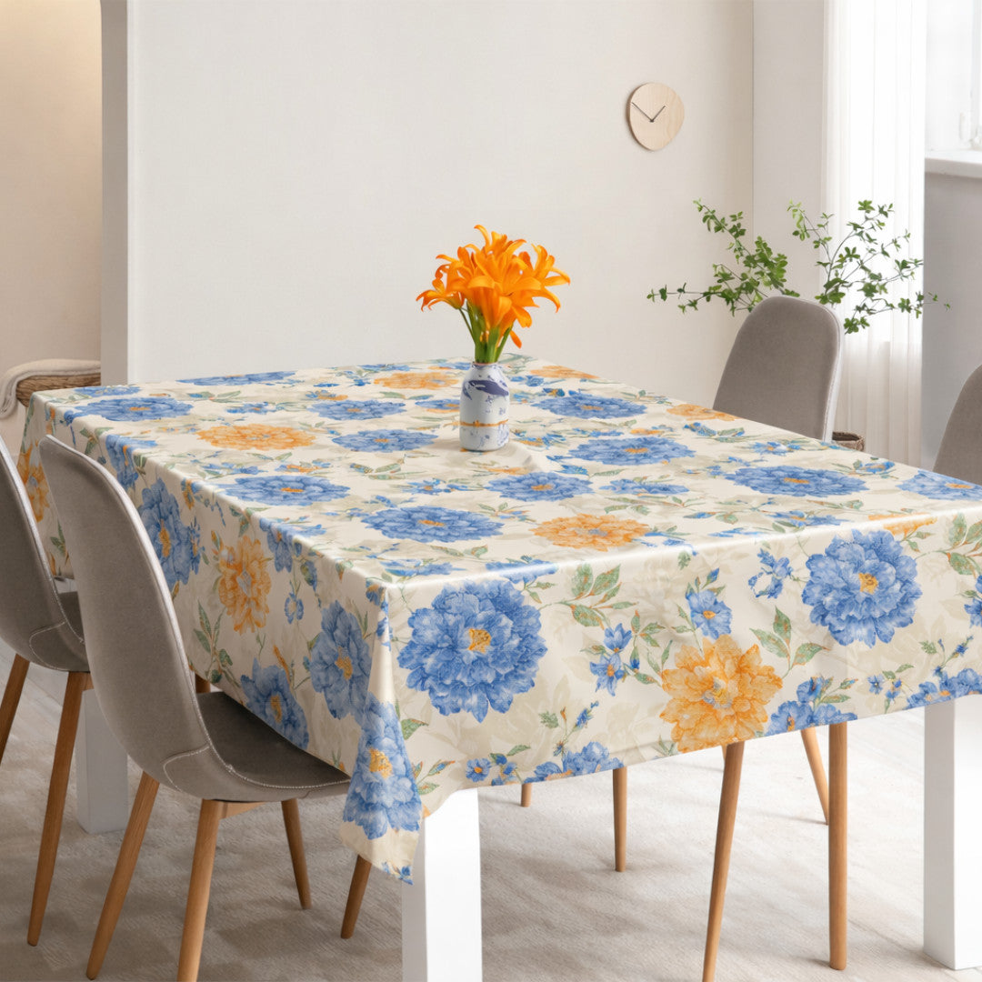 Sommerflora Beige – Voksduk med blå og gyldne blomster miljø