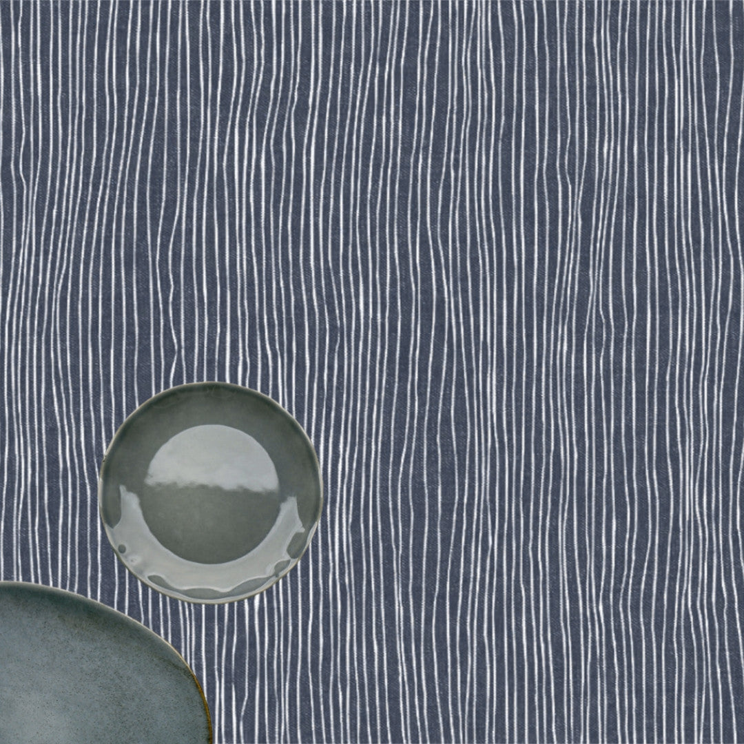 Strange Ways Indigo – Stripet voksduk i dus blå