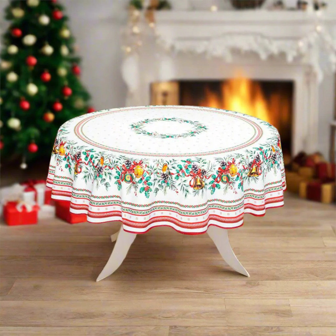 Sylvestre Hvit – Rund akrylbelagt fransk juleduk, Ø 230 cm, miljø