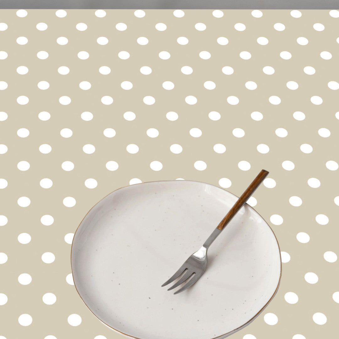 Top Dots Beige – Lys beige voksduk med hvite prikker, miljø