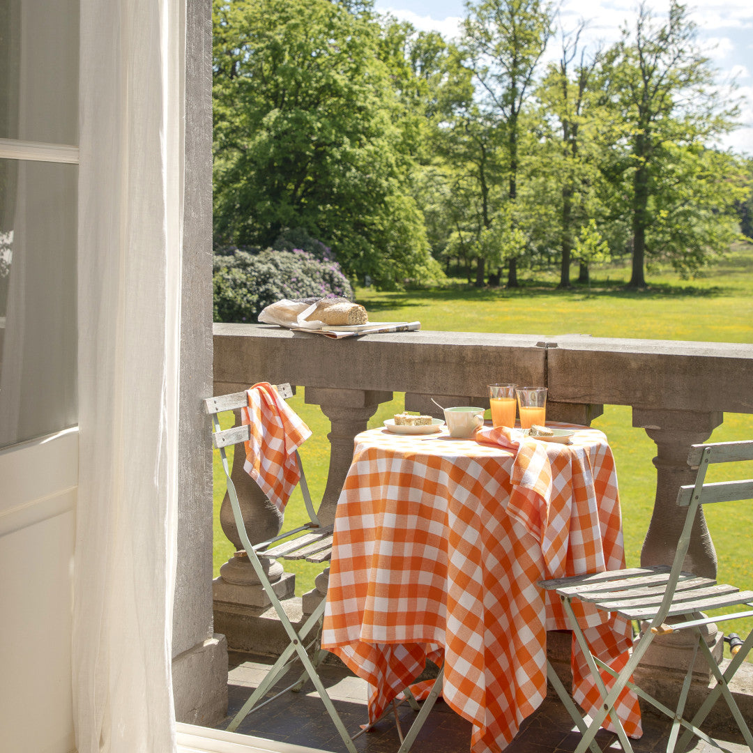 WOW Spring Apricot – Rutete bomullsduk 150 x 150 cm, rundt bord