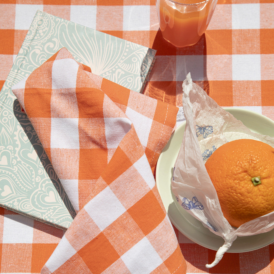 WOW Spring Apricot – Rutete bomullsduk 150 x 150 cm, nærbilde