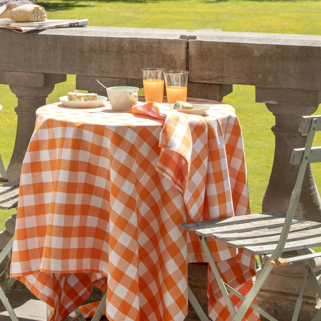 WOW Spring Apricot – Rutete bomullsduk 150 x 150 cm, miljø