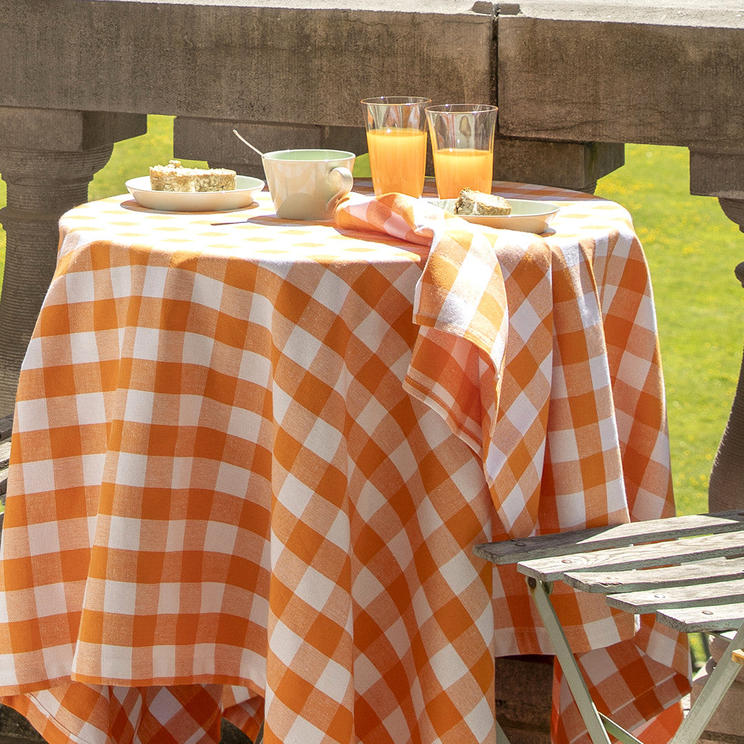 WOW Spring Apricot – Rutete bomullsduk 150 x 250 cm, rundt bord