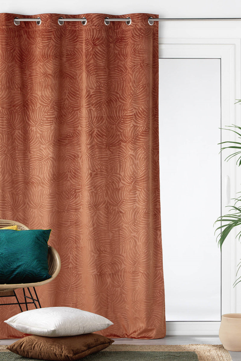 Analia preget velur terrakotta oransje – Mørkleggingsgardin 140 x 240 cm miljøbilde
