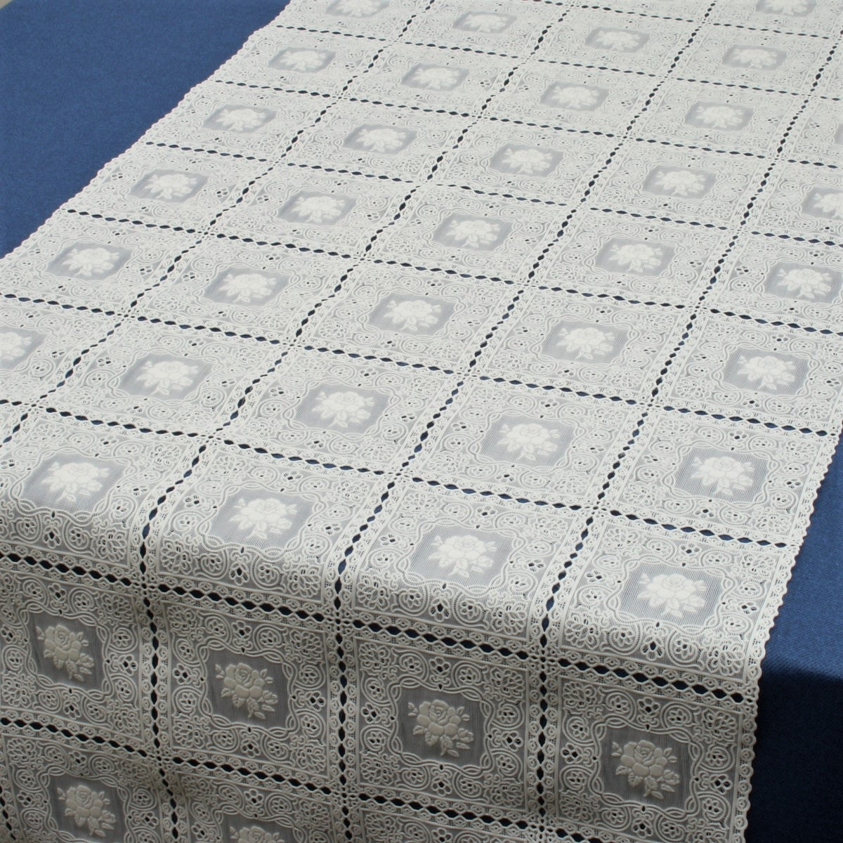 Bordløper blondeduk med roser i firkanter hvit