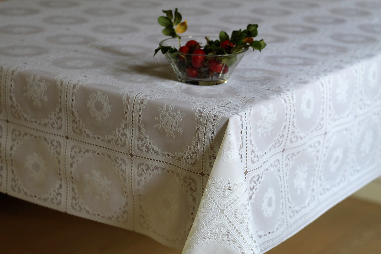 Rund blondeduk – rose med mer, hvit